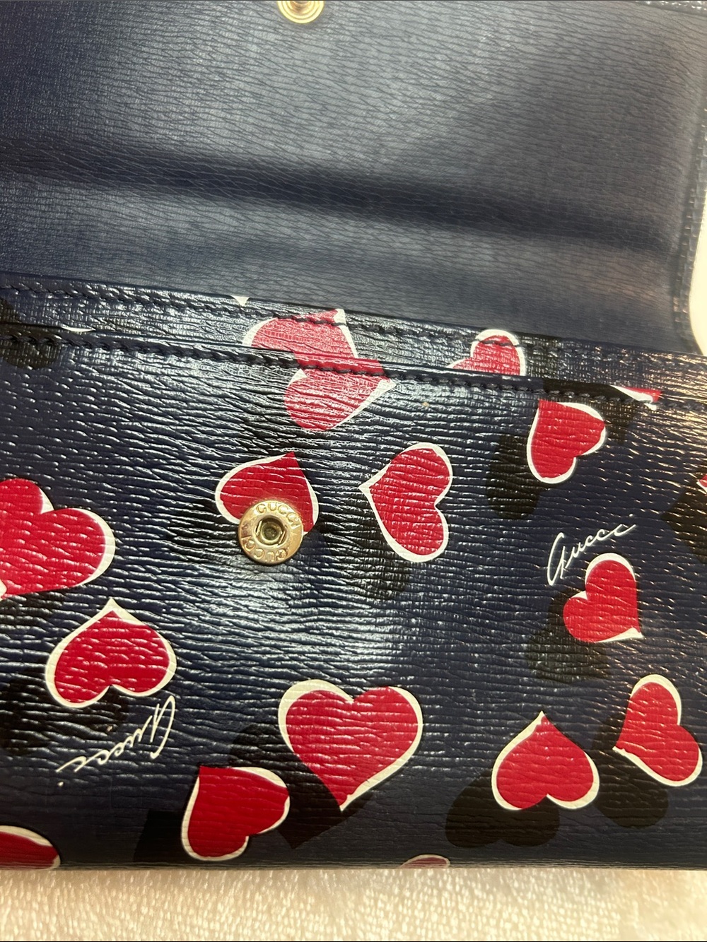 Gucci Navy Wallet LIMITED EDITION with Red Heart Print and Gold Logo NWOT - Picture 6 of 12